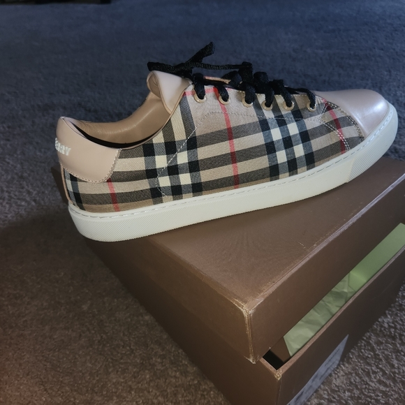 Burberry shoes and t-shirt authentic bundle - Picture 4 of 9